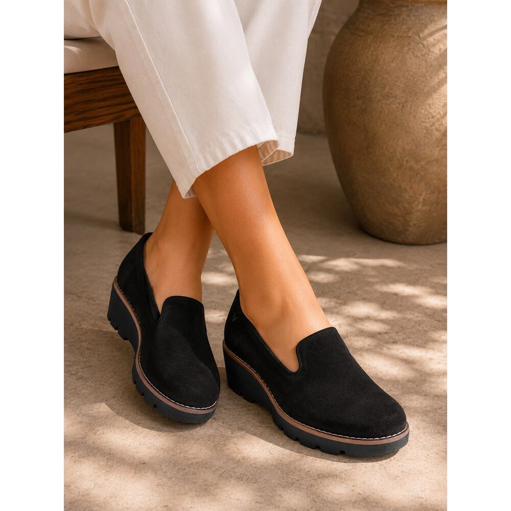 Vionic Willa wedge loafer shoes in black suede size 7
